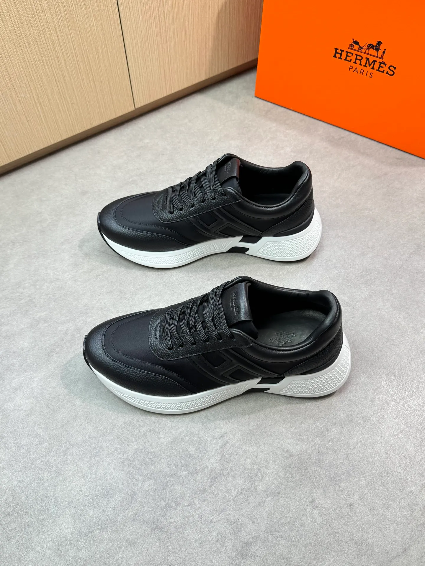 [HERMES] Hermès men's shoes 💰520💰 - high-end quality original items 🔍🔍🔍 casual sports shoes - upper: 🔝 pebbled calfskin, brand high mercerized canvas, body sewn with brand ´H´ totem, tongue brand logo cloth label - lining: water-dyed cowhide -Outsole: Ultra-light T men's shoes 💰U foam·rubber; two-color molded outsole -Ultra-high quality control·Fine workmanship: highlighted (high-end·luxury·grade) -Size: 39-44 (38, 45, can be customized)